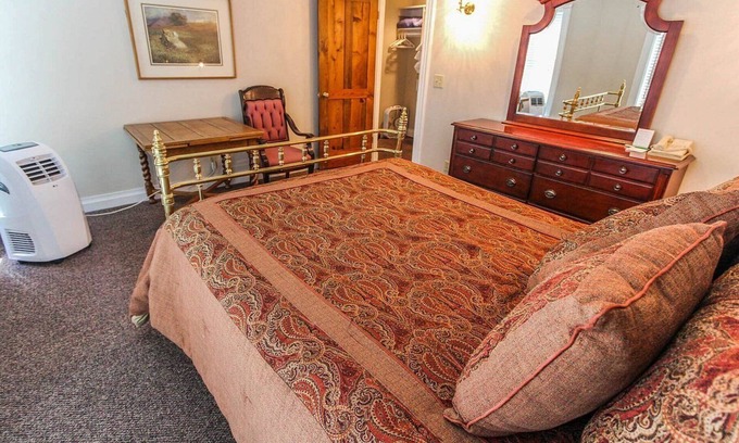 Deer Valley Hotel | Cozy 1 bedroom condo, sleeps 4 with WiFi on Main Street in Park City