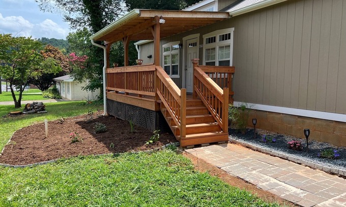 West Marion Casa | Cozy 1-bedroom house in charming Marion NC with WiFi, AC, and a covered porch