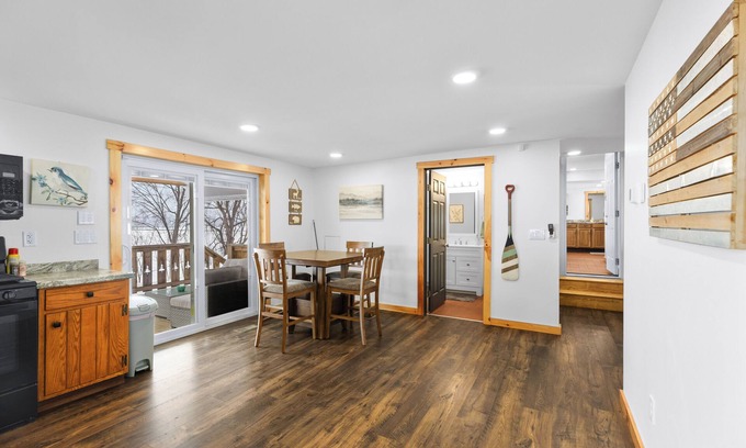 Remsen Casa | Cozy 1 Bedroom Lakehouse- Adjacent from Hinkley