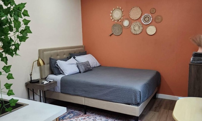 Greater Northdale Apartamento | Cozy 1-bedroom studio centrally located in Tampa with WiFi, AC, and Parking.