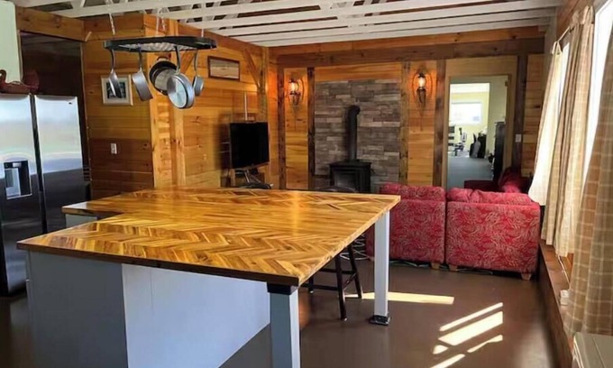 Charleston Cabina | Cozy 1-bedroom home with spectacular sunsets, private deck and full fitness gym