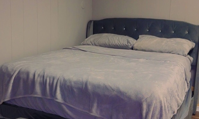 Norcross Casa | Room BLAZE, A Charming 1-bedroom with WiFi, AC, T.V and shared bathroom