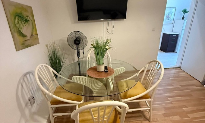 Rudolfsheim-Funfhaus Apartamento | Cozy 1BR Apt with LR Vienna Location