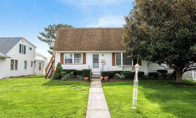 South End Cabaña | Cozy 2-bdrm cottage 2nd floor in quiet south end Ocean City. AC, WiFi, big deck.