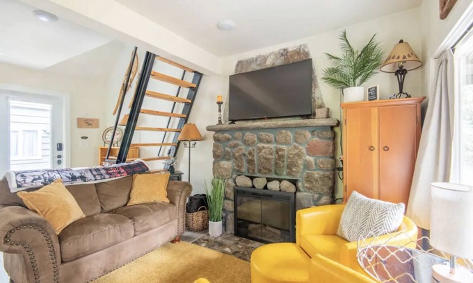 Mount Hood Village Cabaña | Cozy 2 bed 1 bath cottage + opt'l bunkhouse with bathroom, Wi-Fi, AC Hot Tub!