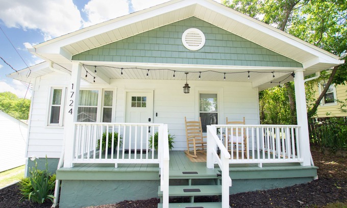 Knoxville Casa | Cozy 2 Bed 2 Bath Retreat with Home Office. Near UT & DT Knoxville!