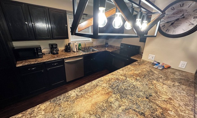 Hernando Casa | Cozy 2 bedroom 2 Bathroom House!Close to great food and entertainment!