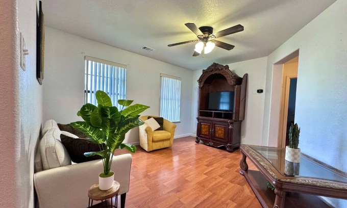 Brownsville Apartamento | Cozy 2-bedroom apartment with all you need! Just 25 min from SPI, and Space X!