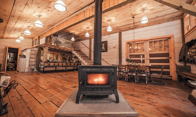 South Londonderry Cabina | Cozy 2-bedroom cabin in enjoyable Londonderry with AC with hot tub and sauna