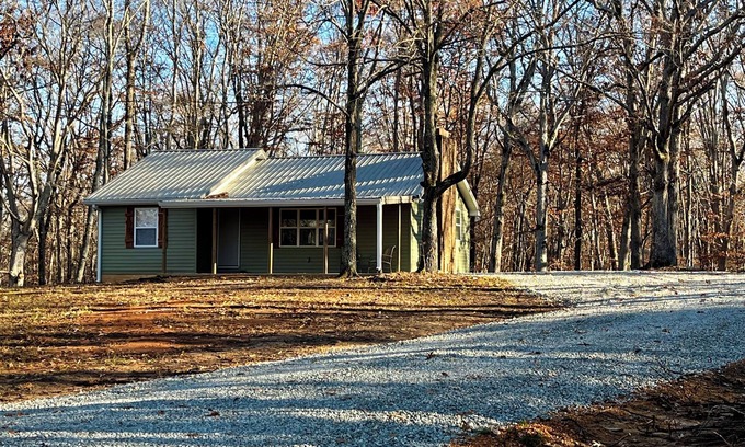 Lexington Cabina | Cozy 2-bedroom cabin in charming Lexington with WiFi, AC