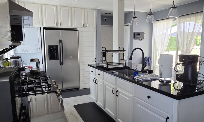 Lake Forest Condominio | Cozy 2-bedroom condo with WiFi, AC in lovely Lake Forest.