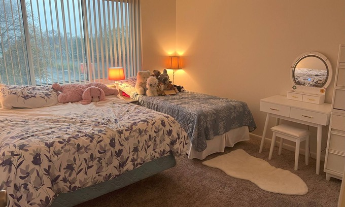 Rochester Condominio | Cozy 2-bedroom condo with fitness room, indoor pool, WiFi in lovely Brighton