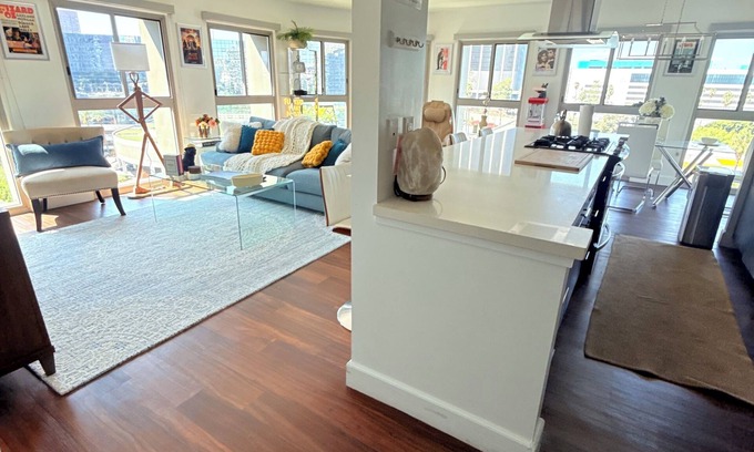 Vernon Apartamento | Cozy 2-bedroom corner unit skyrise apartment with city views