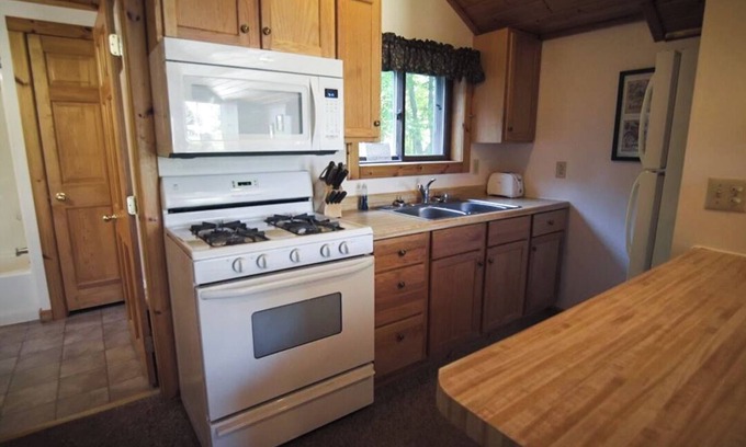 Munising Cabaña | Cozy 2 bedroom cottage with full kitchen minutes from Pictured Rocks Cruises!