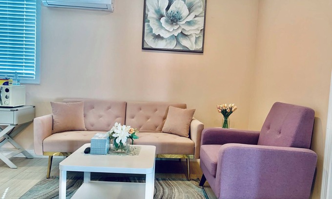 Bassett Casa | Cozy 2-Bedroom House Kitchen & Bath + Backyard