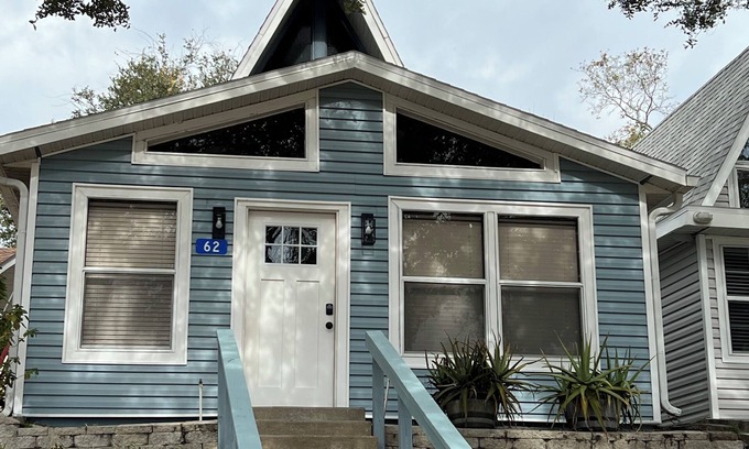 Clermont Condominio | Cozy 2-bedroom Loft- Pool, Pickle Ball, B-ball, Theme Parks and More Clermont