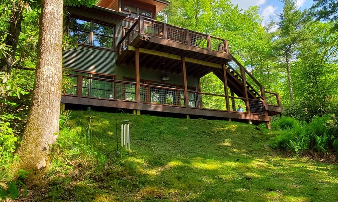Cashiers Cabina | Spectacular pet friendly remote cabin in Cashiers, NC has beautiful views.
