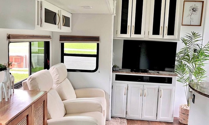 East County Civic Group Casa | Cozy 2-bedroom RV in excellent Valrico/Tampa with WiFi, AC, Heat, Hot water