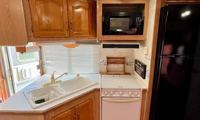 Wheatland Casa | Cozy 2-bedroom RV in tranquil Tuttle with AC, WiFi