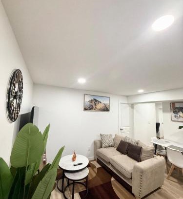 Southwest Edmonton Apartamento | Cozy 2 Bedroom Suite Close to Amenities