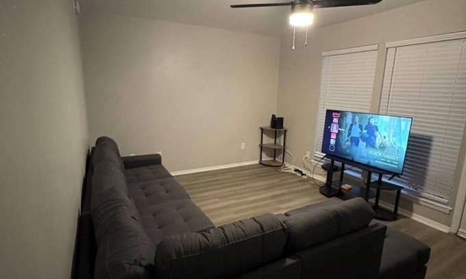 Hurst Apartamento | Cozy 2 Story 2-Bedroom Townhome w/ Private Front Patio