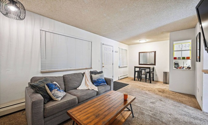 Southeast Apartamento | Cozy 2BR/1BA Apt - Close to Denver University!