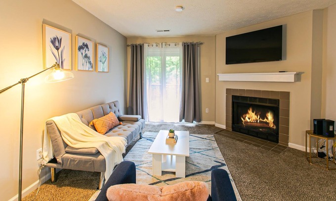 Parkdale Apartamento | COZY 2BR/2BA w/pool, balcony + FREE parking