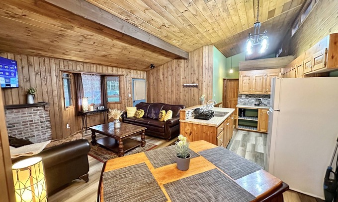 Campobello Cabina | Cozy 2br Bear Den Cabin in Campobello SC, on the upcoming Saluda Grade Trail.