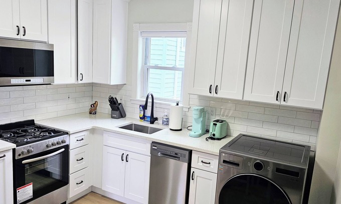 Greenwich Apartamento | Cozy 2br retreat in charming Greenwich. Walk to restaurants & beach!