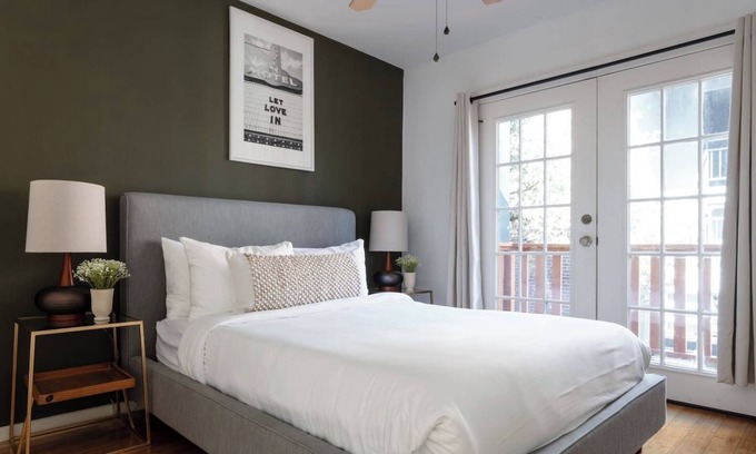 Bouldin Casa | Cozy 2BR Retreat in DT Austin Pets + Parking!