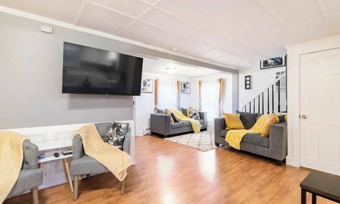 Amston Cabaña | Cozy 3 bd Cottage w/ access to private lake