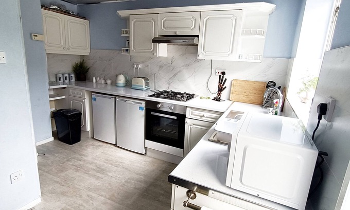 Huddersfield Casa | Cozy 3-Bed Family Home with Free Parking
