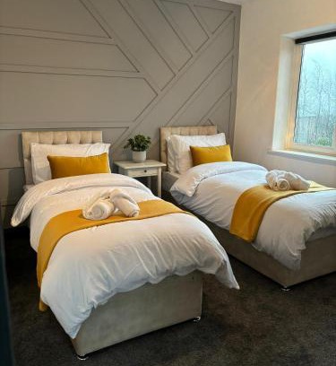 Halifax Casa | Cozy 3 Bed Home in Halifax with Secure Parking - Long & short stays welcome!