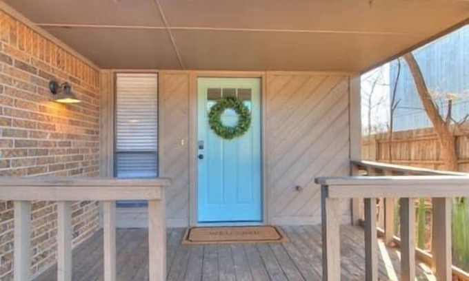 Edmond Casa | Cozy 3 Bedroom/2 Bath Duplex in Central Edmond w/ Double Garage