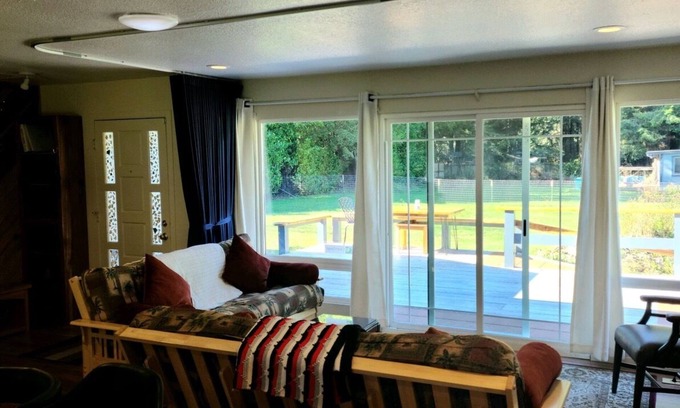 Crescent City Cabina | Cozy 3 bedroom cabin