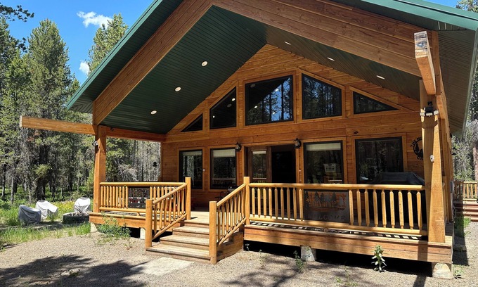Island Park Cabina | Cozy 3-bedroom cabin with WiFi in soothing Island Park