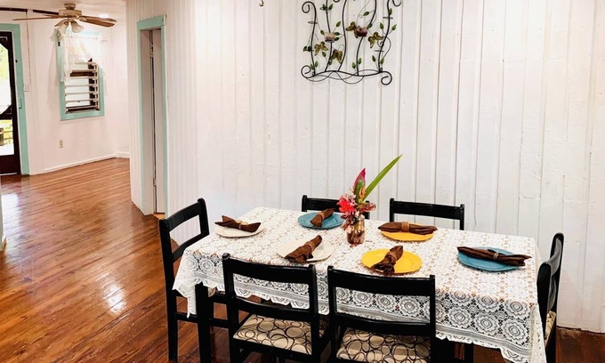 Antoneys Cay Cabina | Cozy 3-bedroom Cabin with Patio.