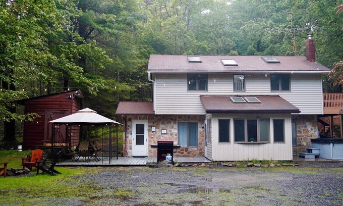 Tunkhannock Township Casa | Cozy 3-bedroom house in secluded area of Pocono Lake!