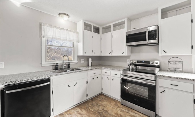 Baldwin City Casa | Cozy 3 bedroom in Baldwin City, close to Baker, great for families & friends!