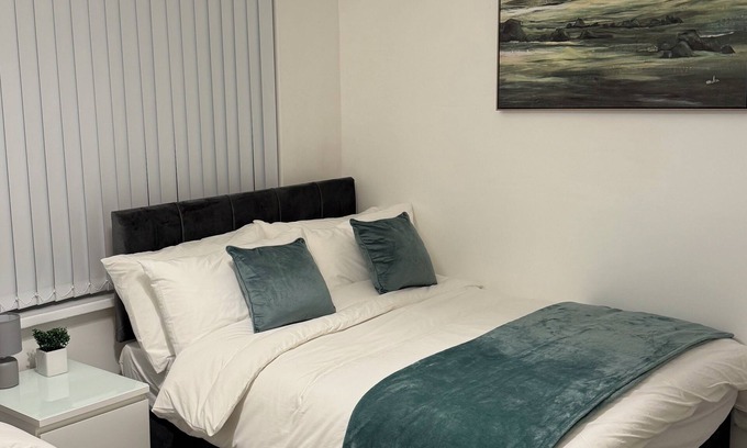 Smethwick Casa | Cozy 3-Bedroom Retreat in Birmingham