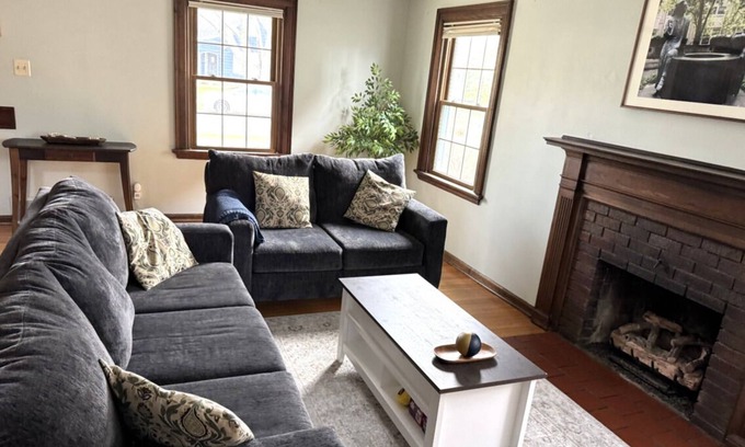 South Bend Casa | Cozy 3BD/1.5 BA 3 mi from ND campus.