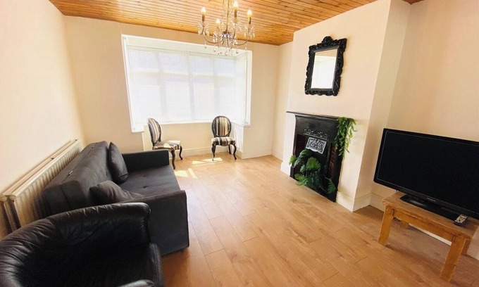 Barnet Casa | Cozy 3BD Retreat in London