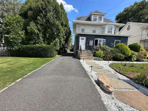 Elizabeth Apartamento | Cozy 3BR Basement Apartment with Private Entry & Parking in Elizabeth, NJ
