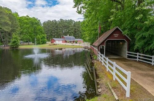 Skippers Casa | Cozy 3BR Lake House Firepit Pier Pet-Friendly