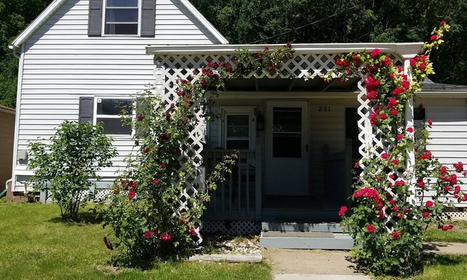 Cassville Casa | Cozy 4 bedroom 1.5 bath home. Walking distance from downtown. Pet friendly