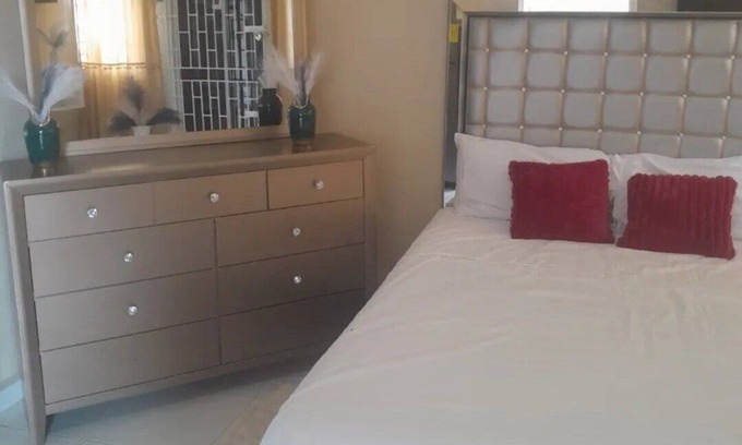 Portmore Apartamento | Cozy 4-bedroom apartment in enchanting Portmore with WiFi, AC