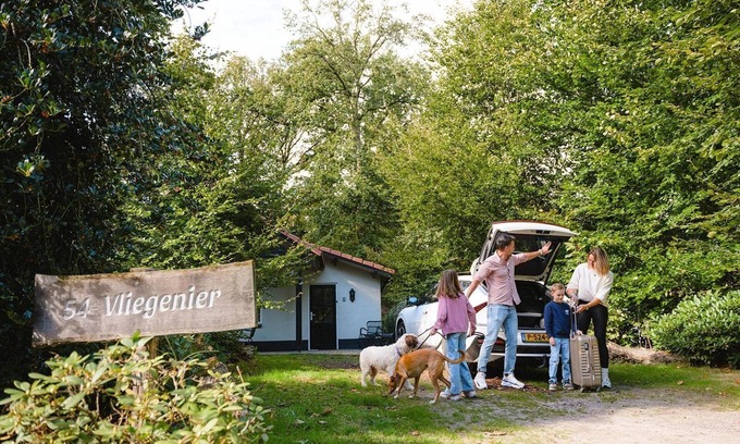 Uden Casa | Cozy 4-person bungalow with lovely private outdoor hot tub.