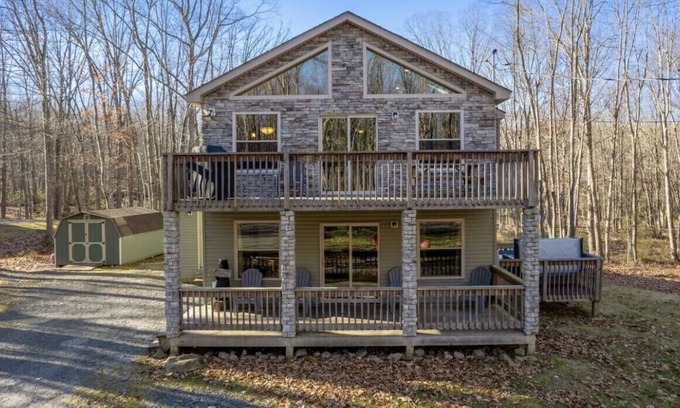 White Haven Chalet De Esquí | Cozy 5 bedroom, 3 Bath Chalet w/ Hot Tub & Pool Table - Sleeps 14!