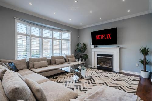 Meadowvale Village Casa | Cozy 5 Bedroom House near Toronto Airport