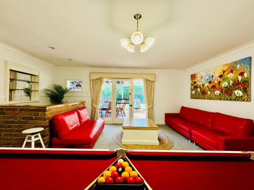 Wantirna South Casa | Cozy 5BR Home with Pool table and King bed
